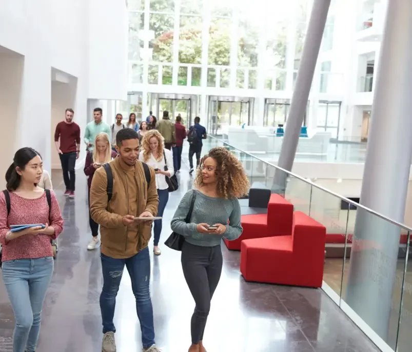 Studierende im Gespräch in einem Hochschulgebäude